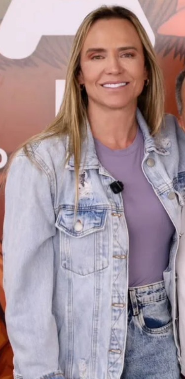 Referência de Celina Leão · Com jaqueta